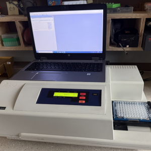 A double monochromating spectrophotometer used for the detection of fluorescence.